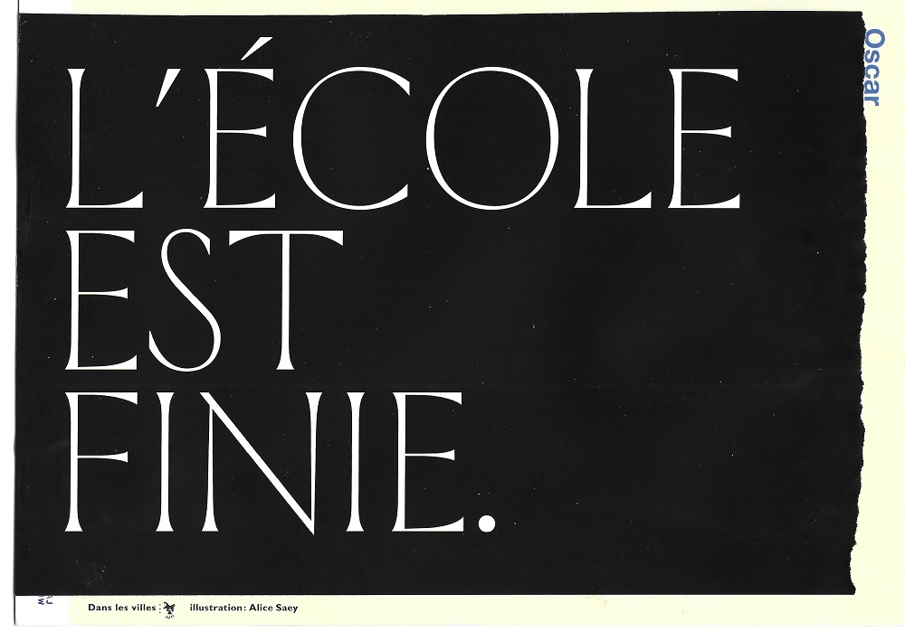 Un scan du verso, sous un grand fond noir en majuscule est écrit L'école est finie. En tout petit en bas est écrit Dans les villes avec un logo et Illustration d'Alice Saey