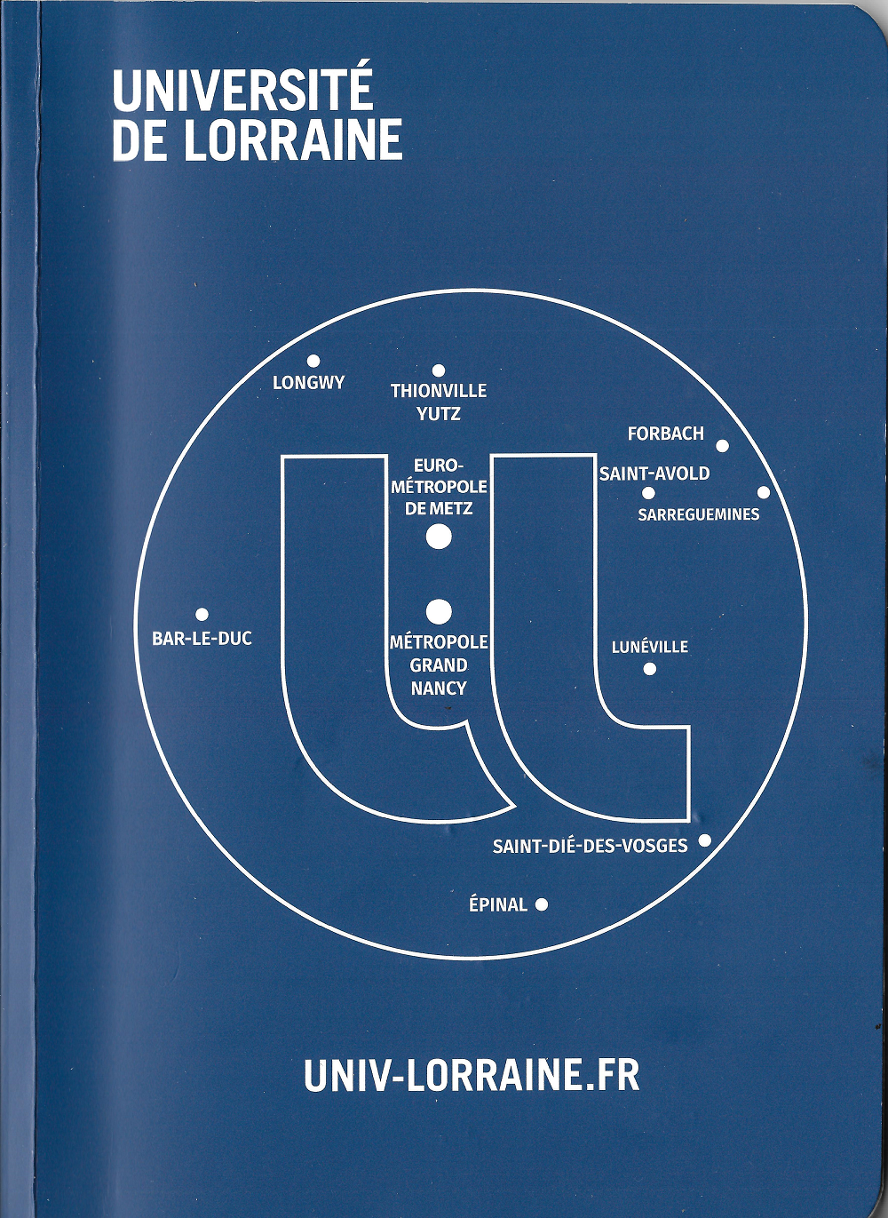 Les images sont en transparence avec un fond d'écran sous-marin coloré avec des anémomes. La couverture du carnet a un fond bleu, et le grand logo de l'université de loraine est au centre en grand, un U entouré d'un cercle avec des points et noms de ville à l'intérieur