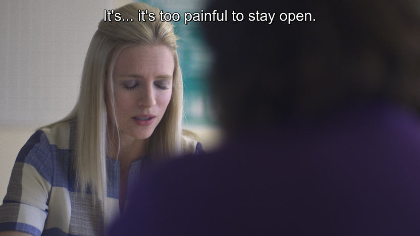 Un plan de la série The OA, sur le visage de Brit Marling les yeux fermés qui dit It's too painful to stay open