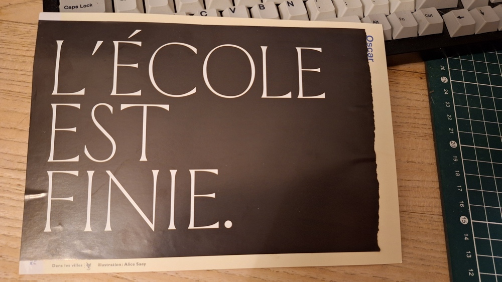 Le verso, sous un grand fond noir en majuscule est écrit L'école est finie. En tout petit en bas est écrit Dans les villes avec un logo et Illustration d'Alice Saey